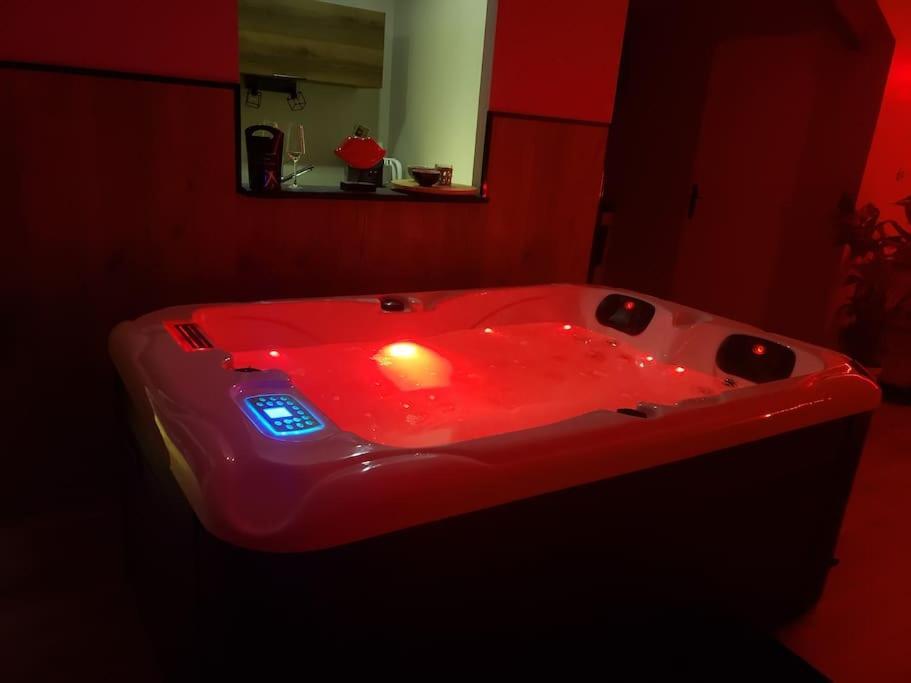 Bulles Etoilees Appartement Avec Jacuzzi Prive Montrevel-en-Bresse Екстер'єр фото