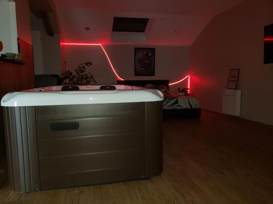 Bulles Etoilees Appartement Avec Jacuzzi Prive Montrevel-en-Bresse Екстер'єр фото